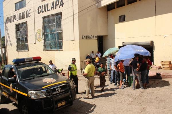 Policía Municipal de Tránsito, con el apoyo de la Policía Nacional Civil, desalojo a los vendedores. (Foto Prensa Libre: Oswaldo Cardona)<br _mce_bogus="1"/>