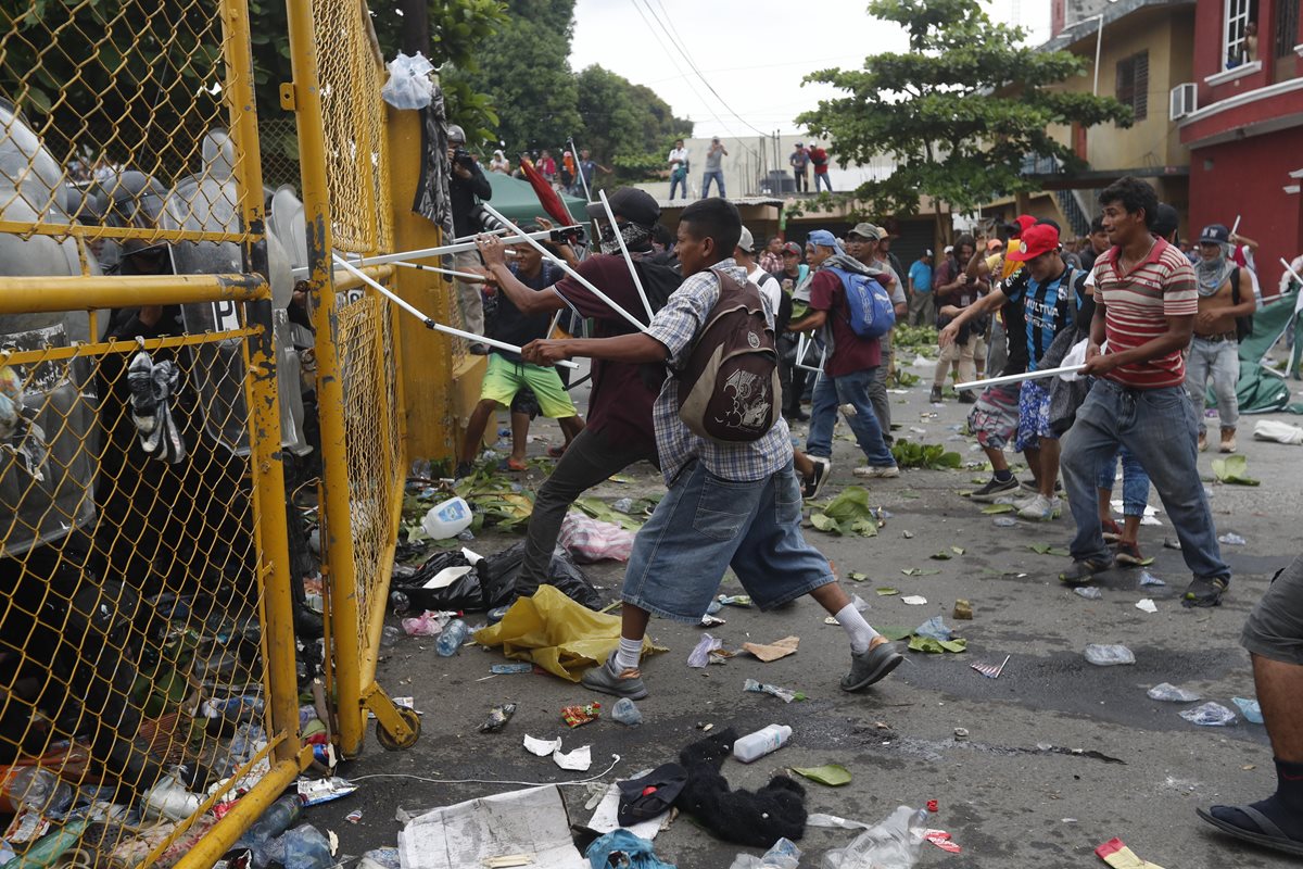 Los migrantes intentaron de varias formas romper la valla que les impedía llegar a la frontera mexicana.