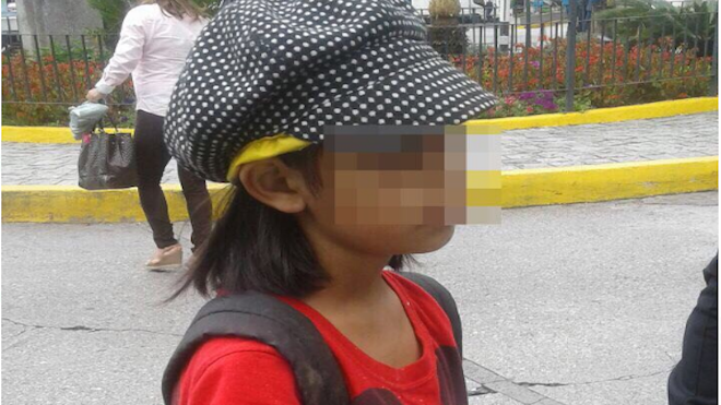 Niña extraviada busca a su abuela. (Foto Prensa Libre: PMT)