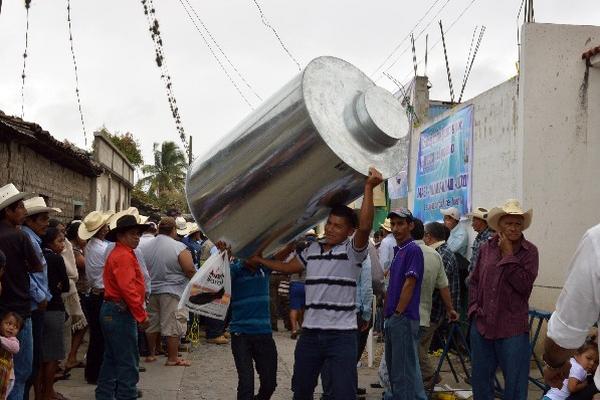 Vecinos de San Luis Jilotepeque, Jalapa, cargan un silo para almacenar  granos.