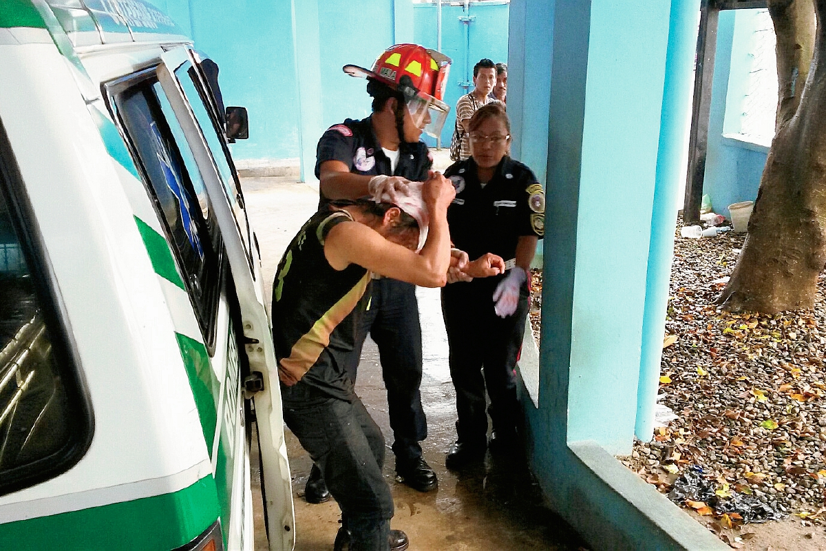 Un hombre fue trasladado al Hospital Regional de Coatepeque con una herida en la cabeza. (Foto Prensa Libre: Alexánder Coyoy)