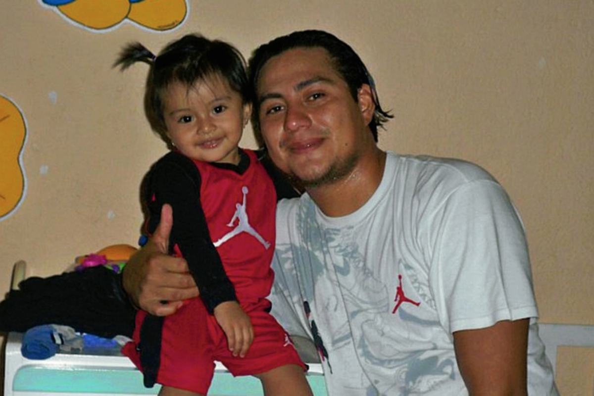 Juan García  aparece junto a su hija en una foto familiar del 2011. (Foto Prensa Libre: Óscar González)