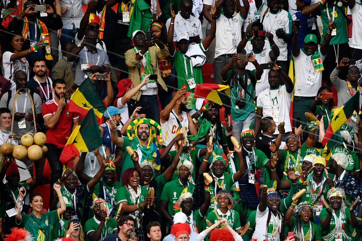 Los aficionados de Senegal celebran el triunfo de su selección contra Polonia. (Foto Prensa Libre: AFP)