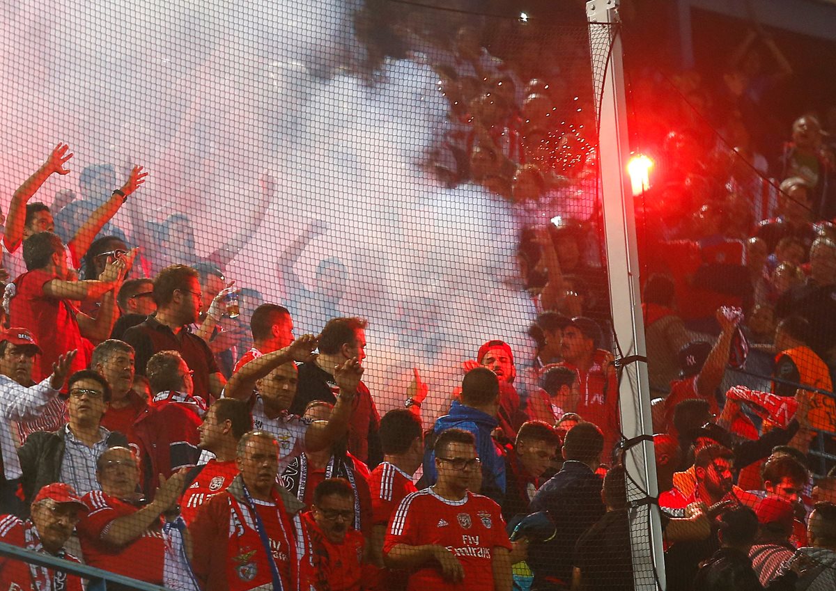 Los seguidores del Benfica lanzaron con las bengalas dentro del Vicente Calderón. (Foto Prensa Libre: AP)