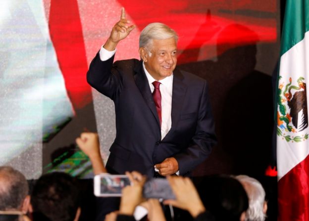 Andrés Manuel López Obrador celebra con sequidores la victoria presidencial. (Reuters)