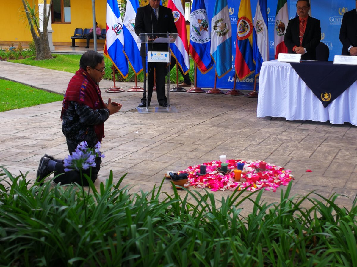 Previo a la Reunión mesoamericana de educación inclusiva se llevó a cabo una ceremonia maya, en la sede del Mineduc. (Foto Prensa Libre: Ana Lucía Ola)