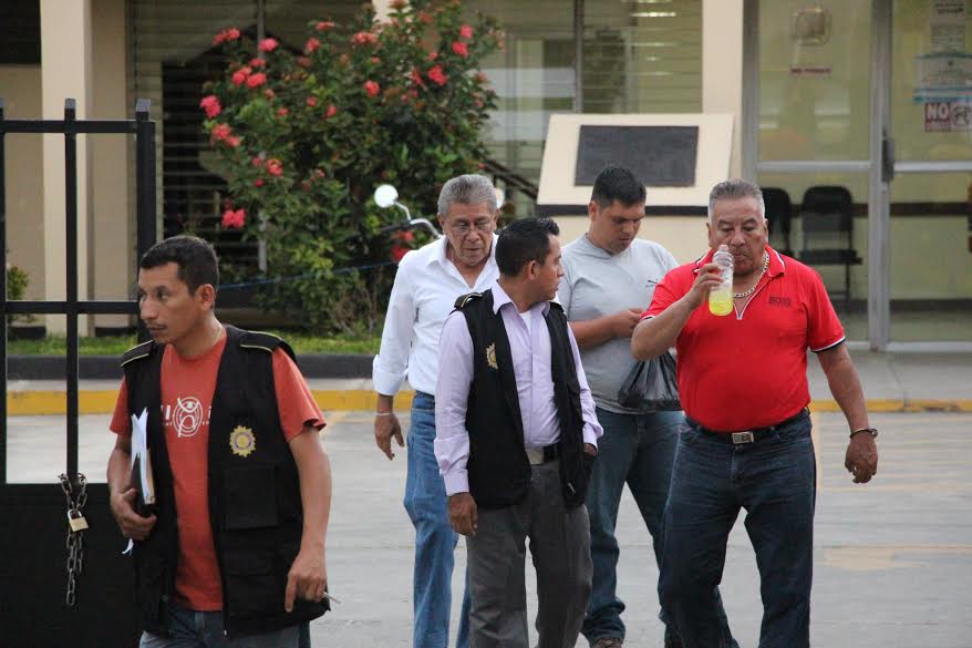 Maximino Gómez, asesor de Manuel Barquín, es trasladado al complejo judicial de San Benito, Petén, luego de su detención la tarde de este miércoles. (Foto Prensa Libre: Rigoberto Escobar)