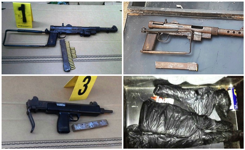Armas localizadas en allanamiento en la zona 6, donde presuntamente se ocultan pandilleros. (Foto Prensa Libre: PNC)