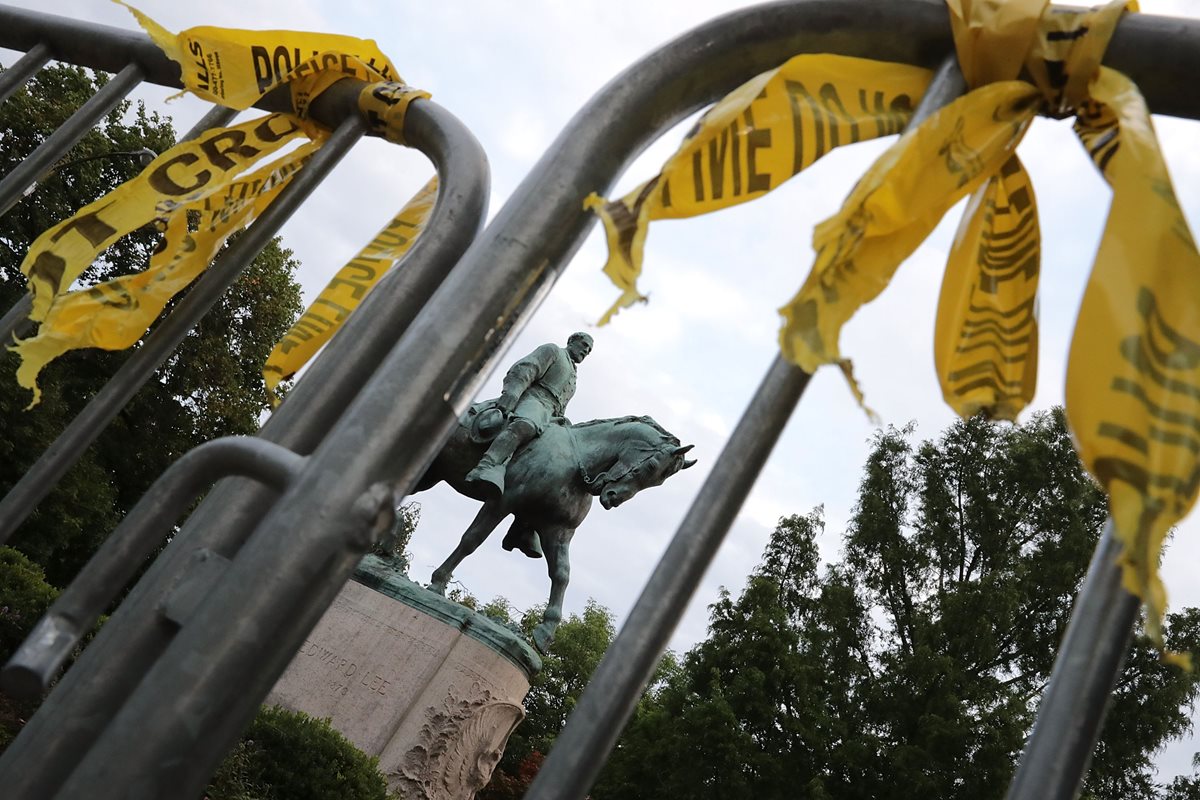 Estatua del confederado Gen. Robert E. Lee, defensor de la esclavitud, y por la que surgieron las violentas protestas en Charlottesville, Virginia. (Foto Prensa Libre: AFP)