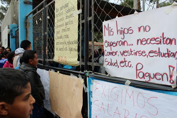 Las medidas de hecho las realizan trabajadores por contrato del hospital para obtener el pago de salarios atrasados. (Foto Prensa Libre: Oscar Figueroa)<br _mce_bogus="1"/>