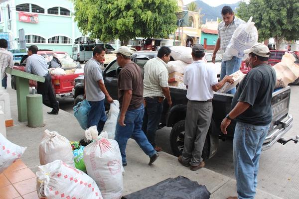 Seis camiones y varios picops se recolectaron de víveres. (Foto Prensa Libre: Oswaldo Cardona)<br _mce_bogus="1"/>