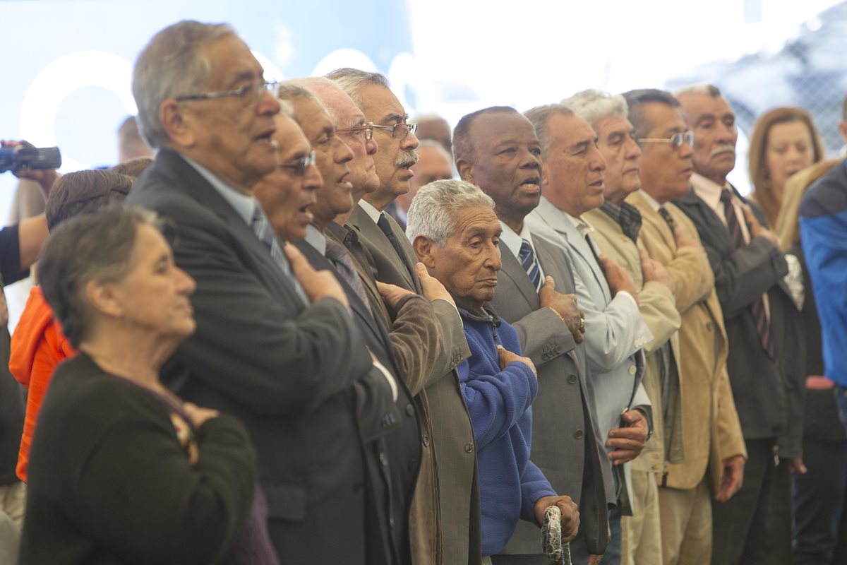Los campeones del Norceca de 1,967 entonan el Himno Nacional de Guatemala.