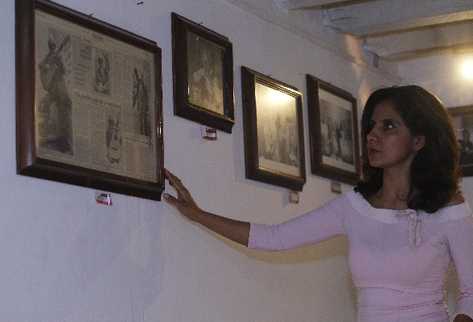 Brenda Monzón muestra el espacio dedicado a su padre, en el Museo Nacional de Historia.