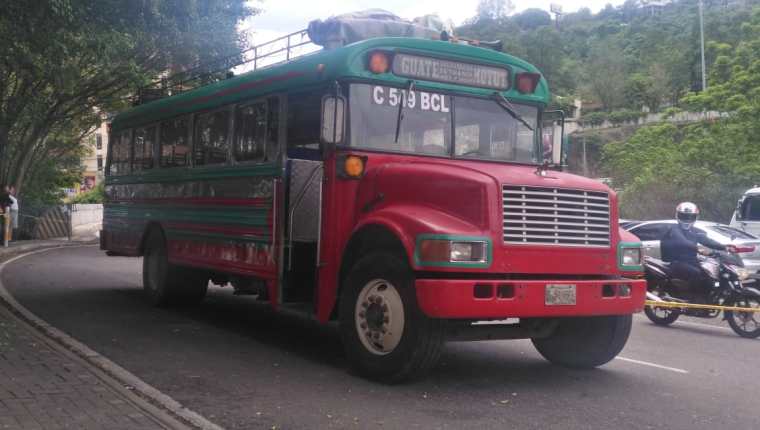 Hombres armados atacaron un autobús en el Trébol de Vista Hermosa, zona 15. (Foto Prensa Libre: La Red)