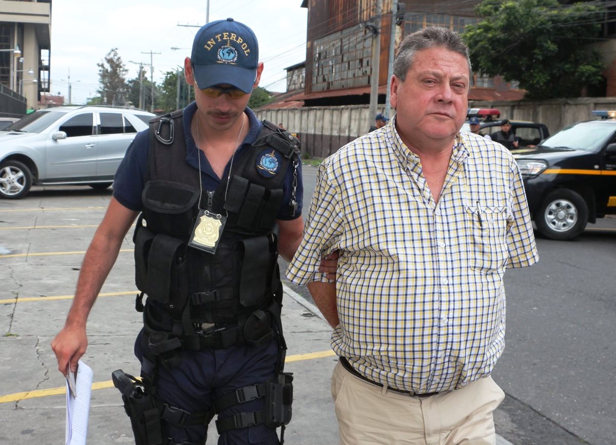 Fernando Alonso Ochoa Restrepo, de 57 años, buscado por Interpol por narcotráfico fue detenido en el aeropuerto La Aurora. (Foto Prensa Libre: PNC)