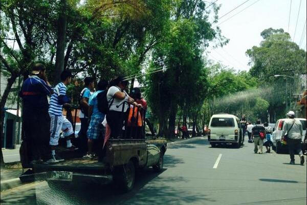 Vecinos buscan medios alternos de transporte. (Foto Prensa Libre: Amílcar Montejo)
