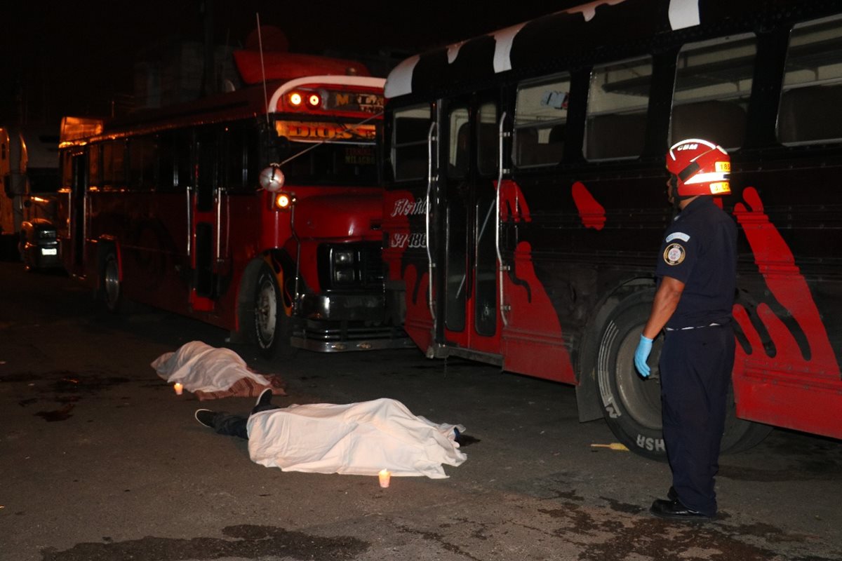 Dos hombres murieron en un ataque armado la noche del sábado en la colonia el Milagro zona 6 Mixco (Foto Prensa Libre: Bomberos Municipales)
