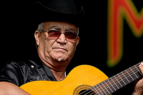 El legendario guitarrista Eliades Ochoa presentará nuevo material discográfico.