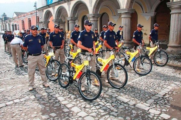 Agentes de la Disetur, de Antigua Guatemala, reciben bicicletas por parte del Inguat. (Foto Prensa Libre: Miguel López)