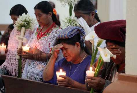 Familiares de las víctimas escuchan un oficio religioso en la catedral de Cobán, Alta Verapaz.