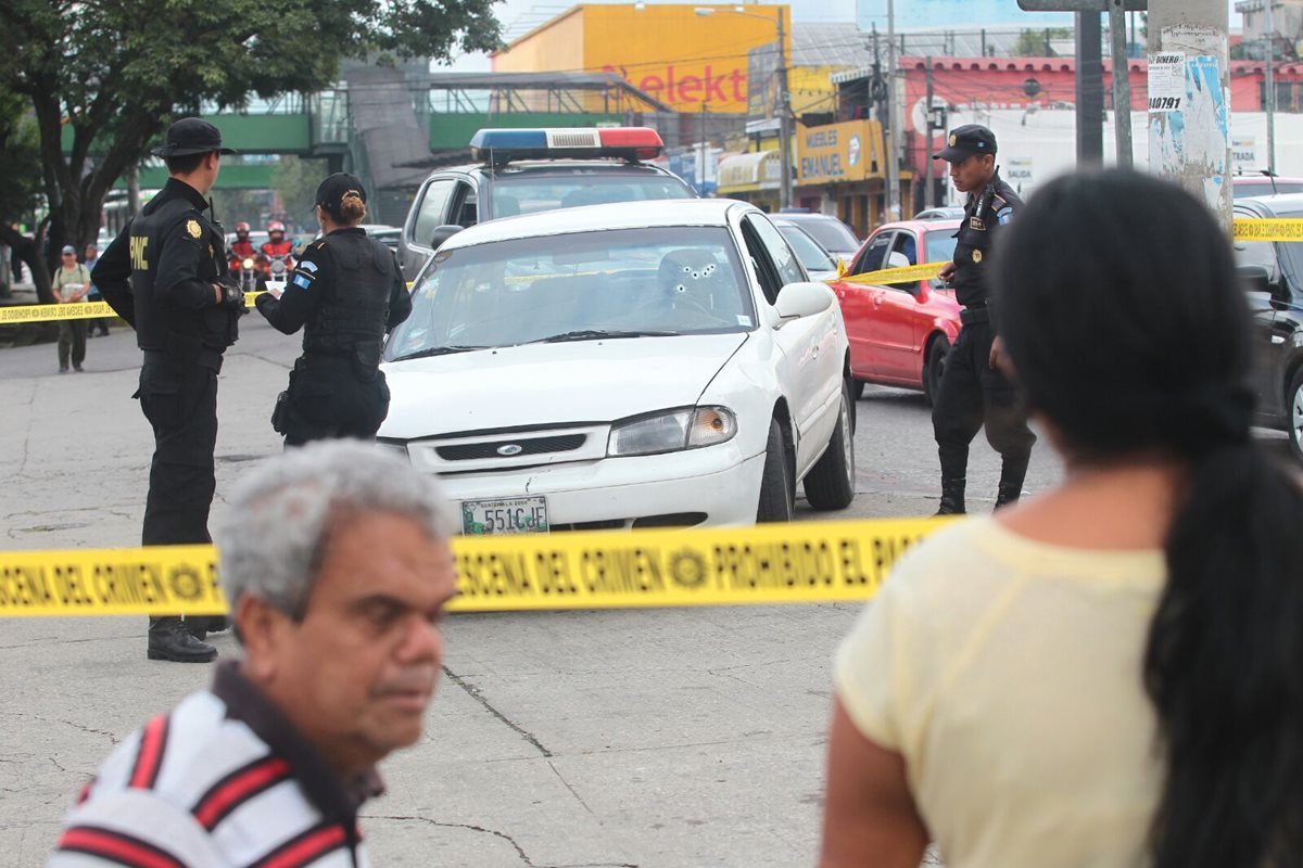El vehículo del piloto que sería asaltado presenta varias perforaciones de bala en el vidrio frontal y lateral. (Foto Prensa Libre: Álvaro Interiano)