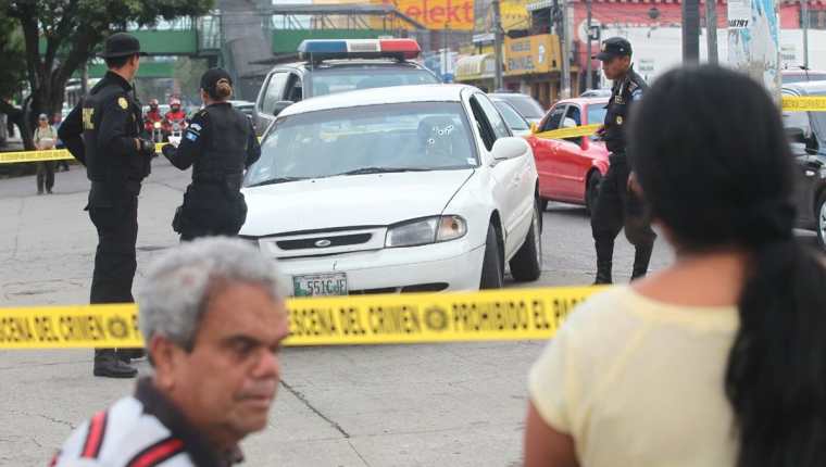 El vehículo del piloto que sería asaltado presenta varias perforaciones de bala en el vidrio frontal y lateral. (Foto Prensa Libre: Álvaro Interiano)