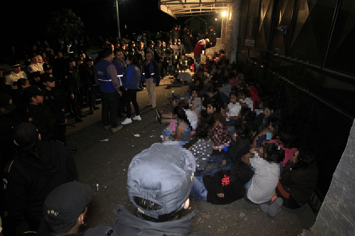 Menores que intentaron huir del hogar el martes 7 de marzo fueron custodiadas por agentes de la PNC y autoridades de la PGN, PDH y la SBS.
