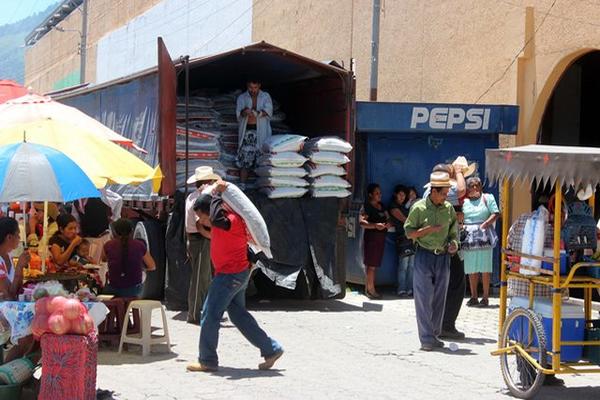 La entrega de fertilizante se lleva a cabo en el estadio municipal de Jalapa. (Foto Prensa Libre: Hugo Oliva)