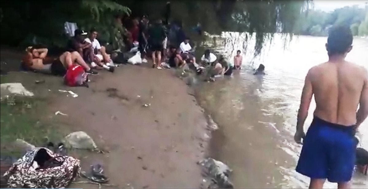 Migrantes hondureños aprovechan el agua del río Grande, en Zacapa, para bañarse y lavar ropa. (Foto Prensa Libre: Mario Morales)