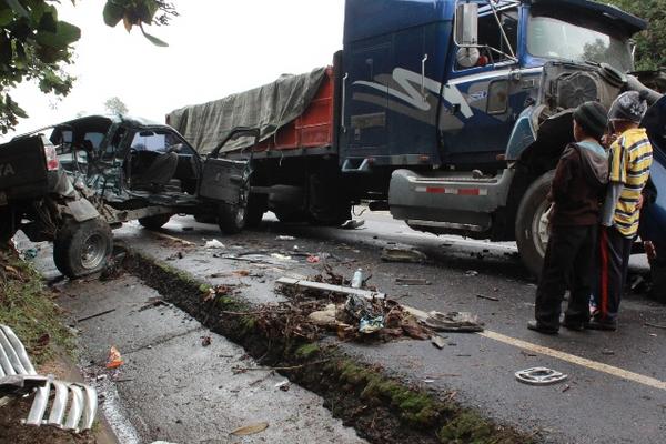 Una persona murió en un accidente de tránsito en el km 148 de esta misma ruta. (Foto Prensa Libre: Ángel Julajuj)