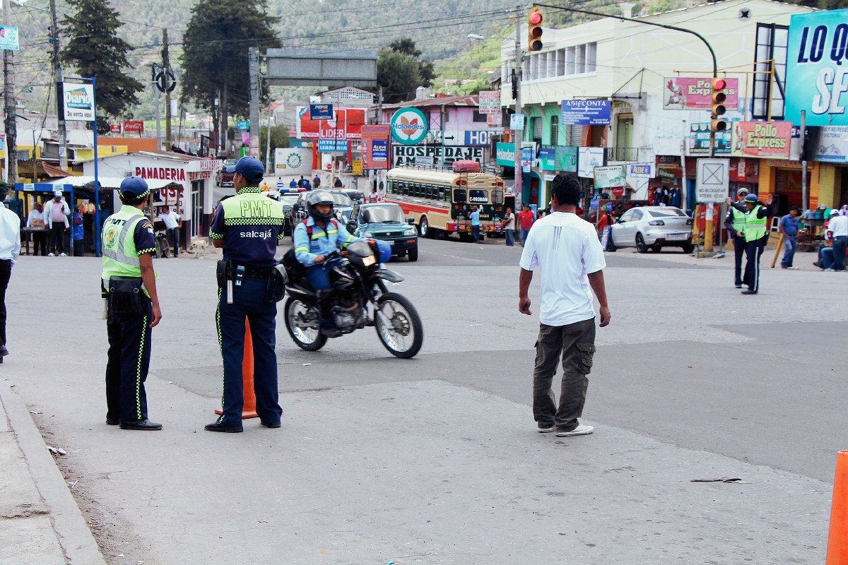Agentes de la PMT de San Cristóbal Totonicapán ordenan los vehículos en Cuatro Caminos, principalmente autobuses urbanos y extraurbanos, a causa de accidentes. (Foto Prensa Libre: Édgar Domínguez)