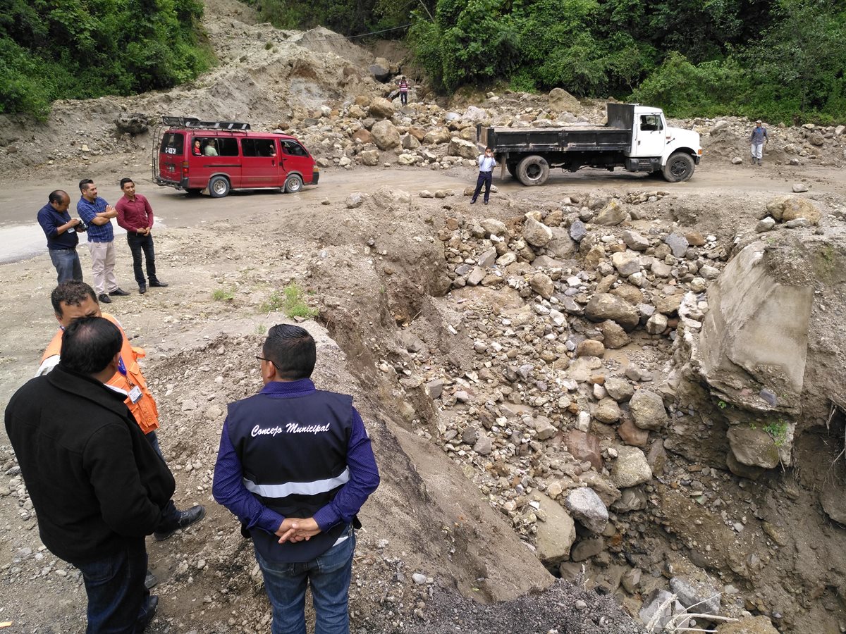 Paso de riesgo sobre el cerro Lec, donde las lluvias han causado el desprendimiento de material. (Foto Prensa Libre: Ángel Julajuj)