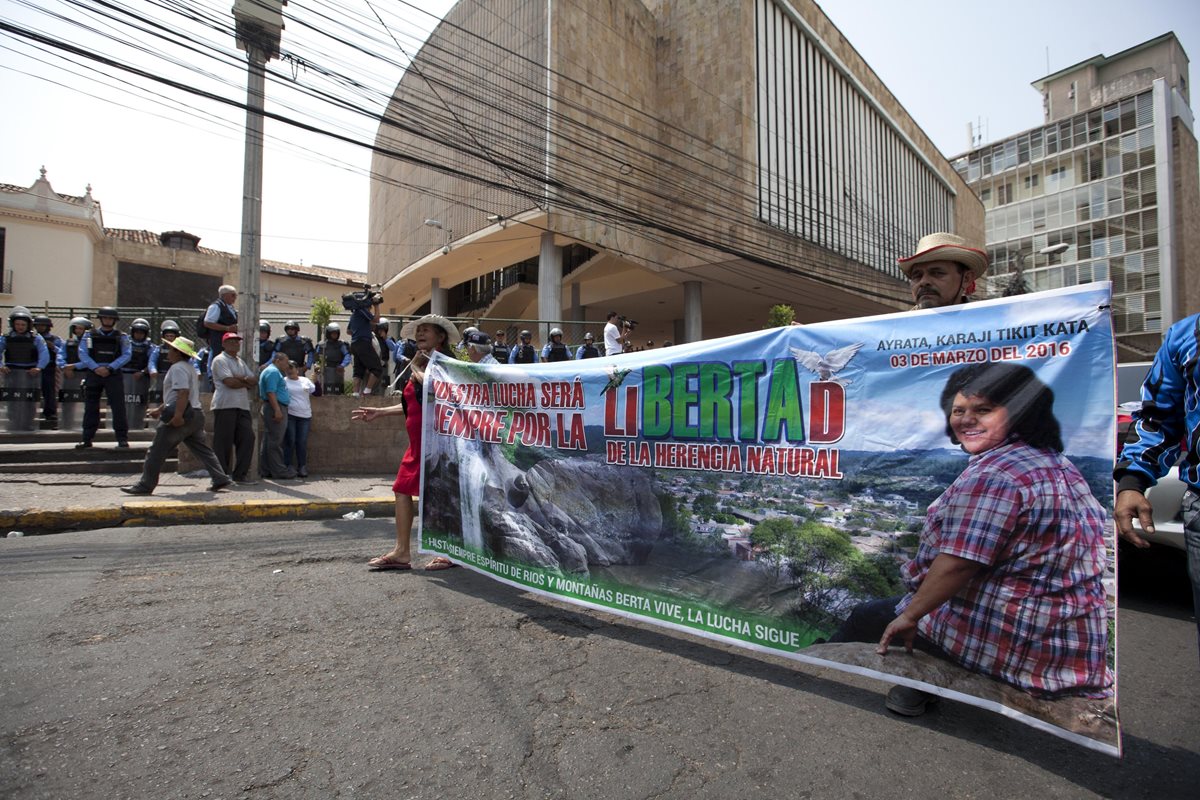 Una de las múltiples manifestaciones que exigen justicia por la muerte de Berta Cáceres. (Foto Prensa Libre: EFE).