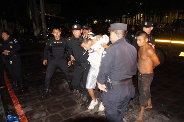 Marlon López y Héctor López son detenidos por agentes de la PNC luego de una persecución por calles de Retalhuleu (Foto Prensa Libre: Jorge Tizol) <br _mce_bogus="1"/>