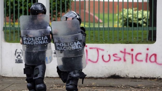 BBC News Mundo conoció denuncias sobre la participación de policías antimotines y francotiradores en un ataque a manifestantes. AFP