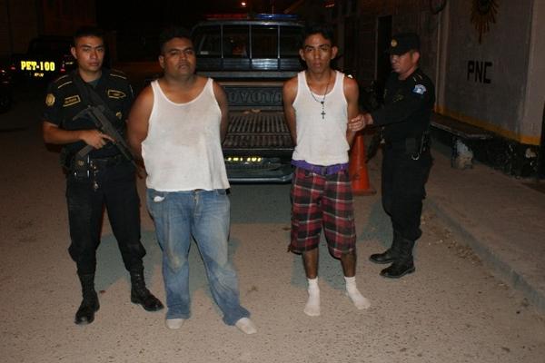Agentes de la PNC trasladan a prisión a dos aprehendidos en San Benito, Petén. (Foto Prensa Libre: Rigoberto Escobar)<br _mce_bogus="1"/>