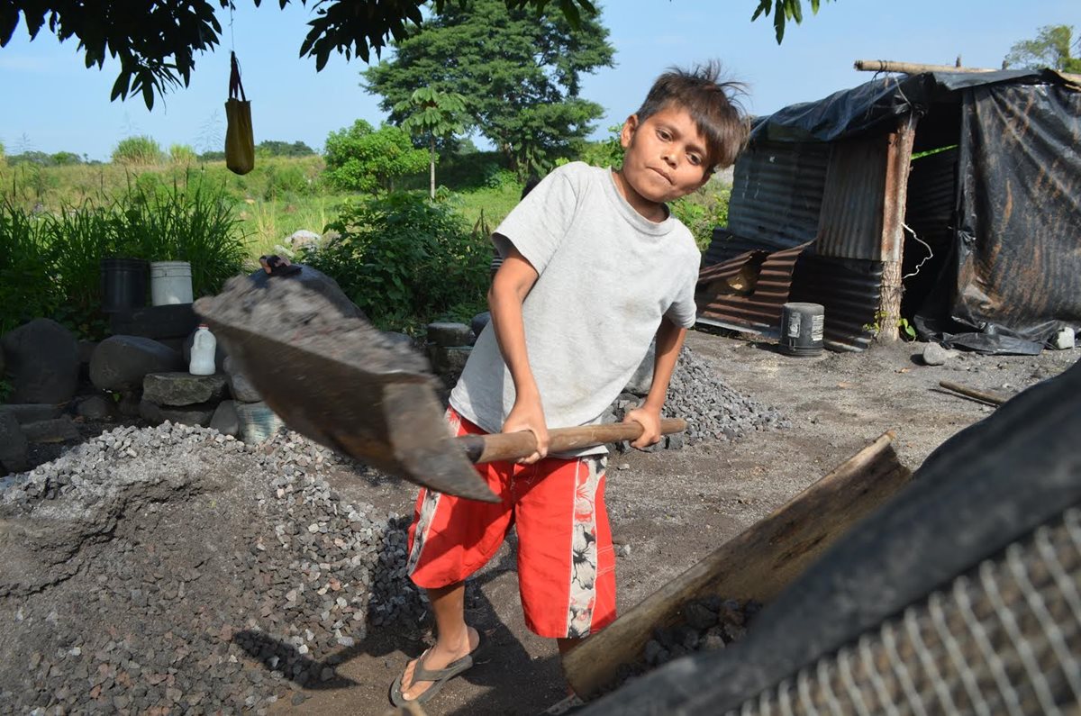 Luis Alfredo Reynoso vive en Santa Cruz Muluá, Retalhuleu, donde ayuda a sus padres para obtener recursos y sobrevivir. (Foto Prensa Libre: Jorge Tizol)