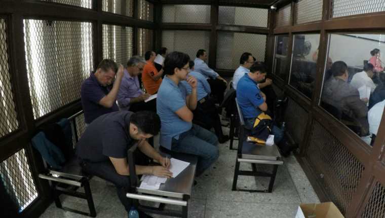 Los once acusados de fraude en el IGSS fueron enviados a prisión provisional, la audiencia se reanuda el próximo martes. (Foto Prensa Libre: Paulo Raquec)