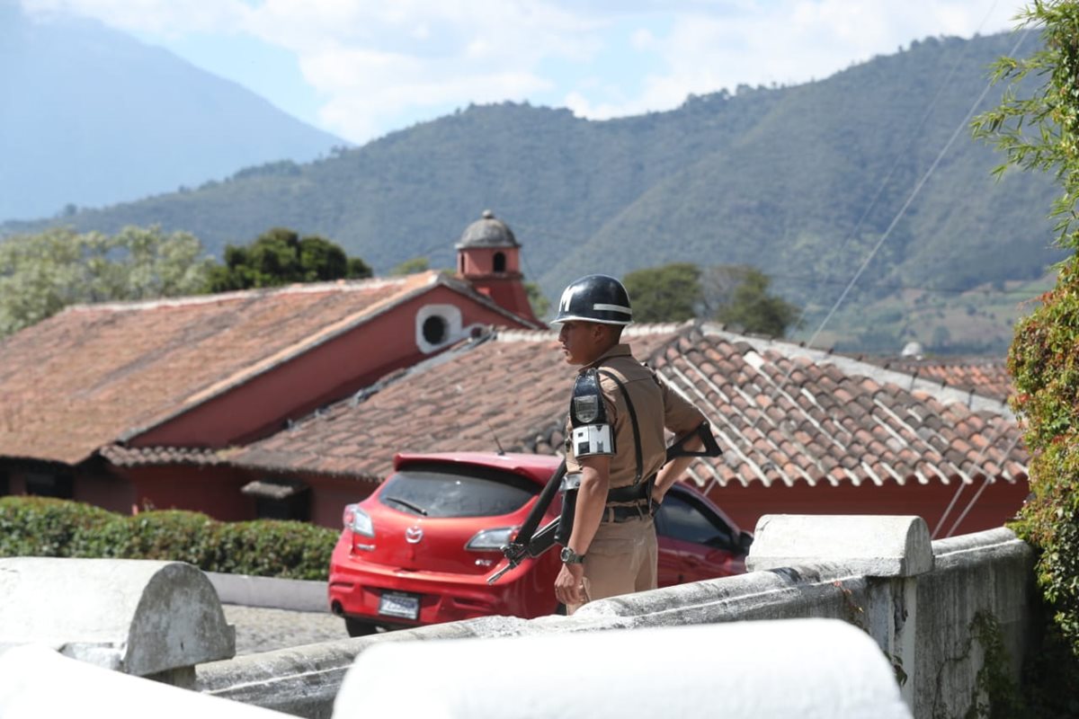 Las medidas de seguridad fueron incrementadas en los ingresos de Antigua Guatemala. (Foto Prensa Libre: Esbin García)