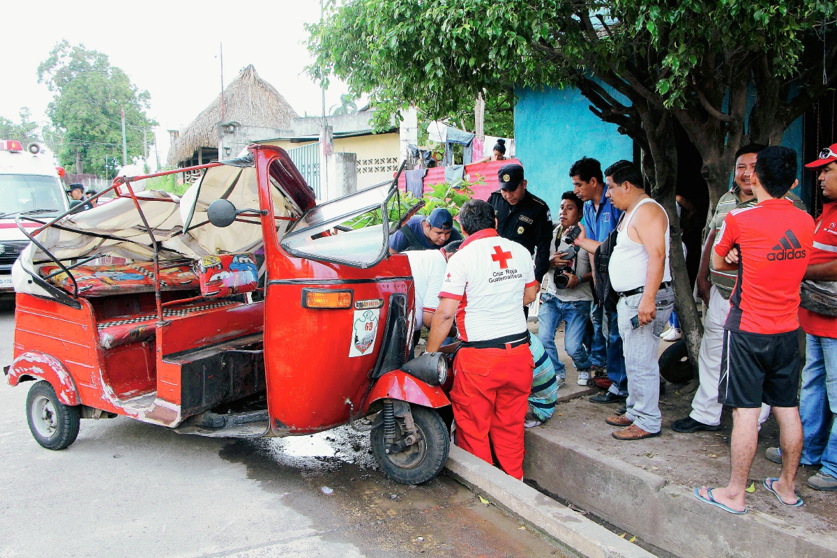 Rescatistas de la Cruz Roja prestaron atención a los heridos. (Foto Prensa Libre: Rolando Miranda)