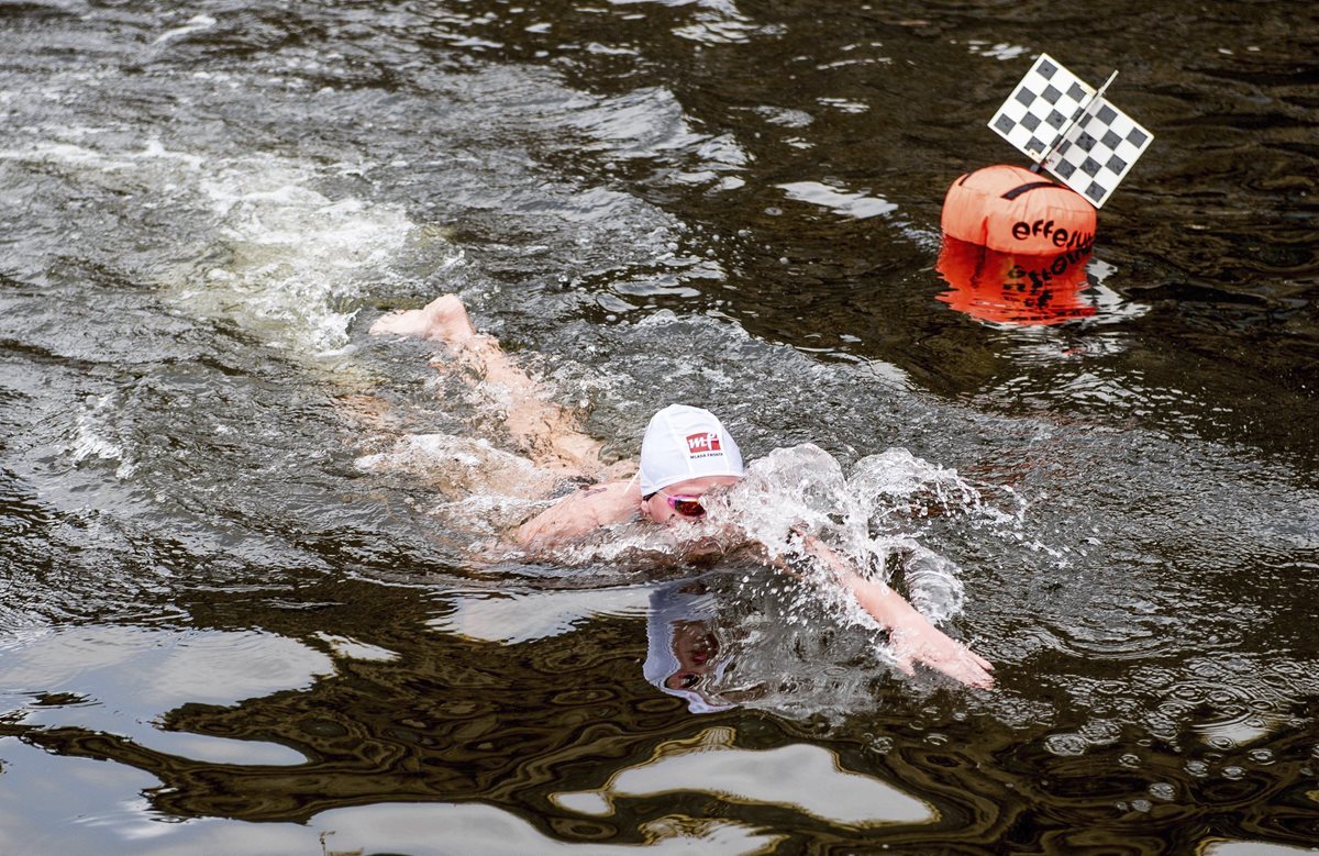La argentina Victoria Mori participa en la tradicional prueba de natación navideña en el río Vltava de Praga, República Checa. (Foto Prensa Libre: EFE).