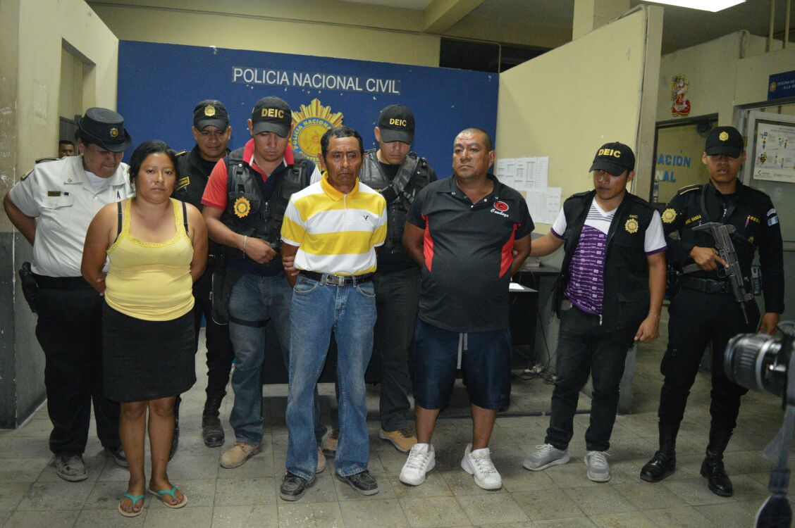 Sindicados de haber participado en la muerte de dos féminas en Zacapa son trasladados por la PNC. (Foto Prensa Libre: Víctor Gómez)