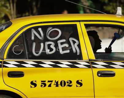 Taxistas salvadoreños protestaron frente al Congreso contra el servicio de Uber