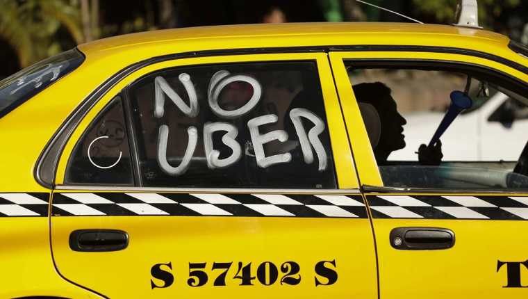 Los taxistas salvadoreños denunciaron que el funcionamiento de Uber y Vamos, les provocan pérdidas económicas. (Foto Prensa Libre: EFE)