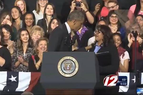 La guatemalteca Lisbeth Ávalos junto al presidente de Estados Unidos Barack Obama en Rhode Island College (Foto Prensa Libre: Tomada de Internet) <br _mce_bogus="1"/>