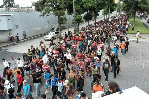 Manifestantes atraviesan la avenida Reforma. (Foto Prensa Libre: Erick Ávila)