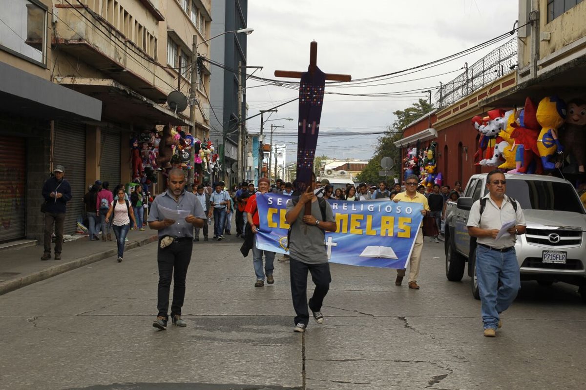 El Viacrucis de la Indignación recorre este sábado diversas calles y avenidas del Centro Histórico. (Foto Prensa Libre: Paulo Raquec)