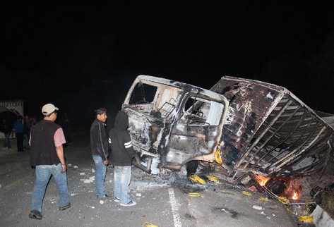 A pesar  de que creyeron que el camión llevaba dinamita, a los pobladores no les importó prenderle fuego.