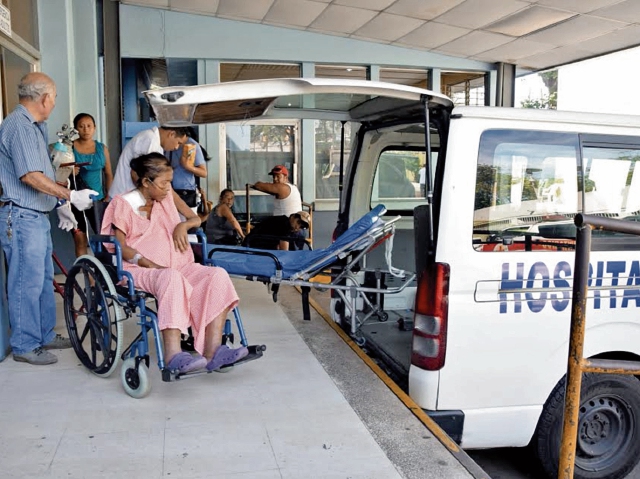 Paciente con problemas renales es trasladada en ambulancia desde el Hospital Regional de Escuintla a la sede de Unaerc, ubicada en la zona 1 de la cabecera. (Foto Prensa Libre: Enrique Paredes)