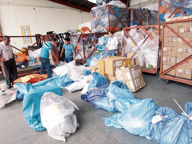 En COMBEX-IM, Depósito Aduanero Temporal que opera en el aeropuerto La Aurora, hay miles de sacos de correspondencia, a los cuales se accedió ayer. Álvaro Interiano